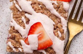 Strawberry Cheesecake Baked Oats – Fit Foodie Finds